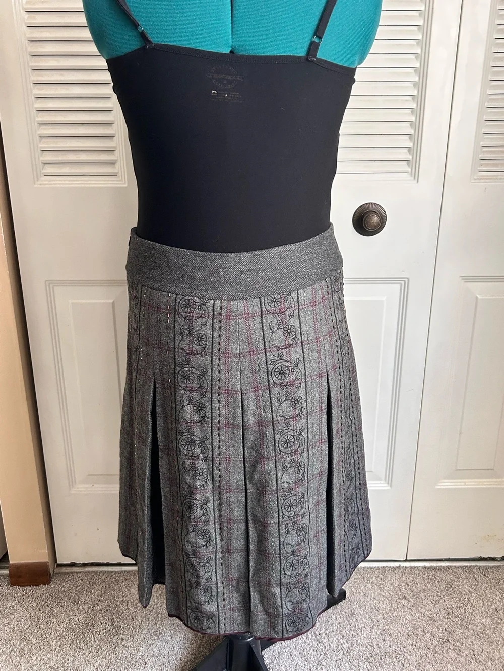 LOFT Ann Taylor Wool Blend Plaid Pleated Midi Skirt Gray Embroidered Size 14 - Picture 3 of 9